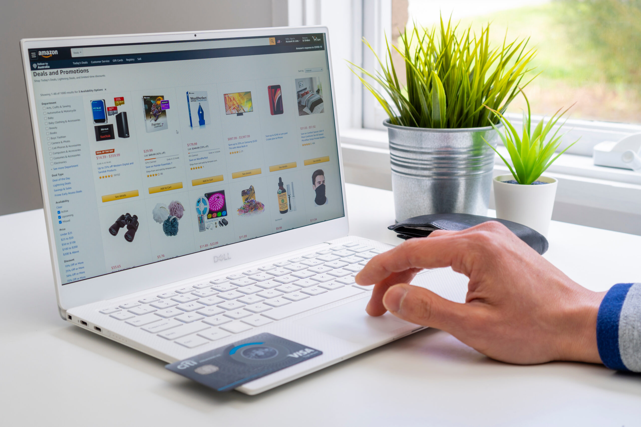 Visuals Matter: The Effects of Amazon Creatives in Advertising